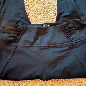 Betsey Johnson performance cropped black leggings